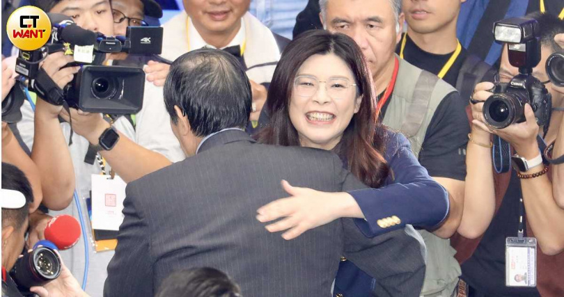 「藍白」如何在立院與2026選戰深化合作、涉外事務彼此競合是否藏分裂隱憂，在在考驗國民黨主席鄭麗文（圖中）的智慧。背影為前總統馬英九。（圖／方萬民攝）