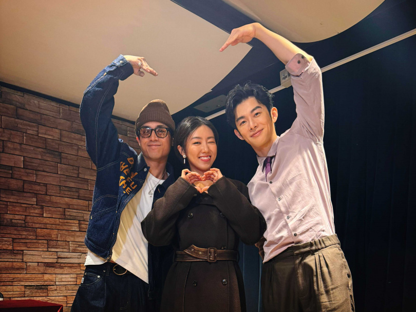 Anson Kong 江𤒹生（左1）驚喜現身由蕭子墨（右1）顏卓靈（中）主演電影《幸運閣》香港首映會。（圖／三和娛樂）