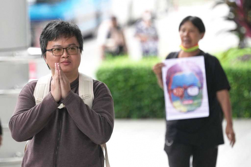 被告律師阿農南帕自監獄押解出庭參與聽判，目前因另涉第112條案件服刑中。