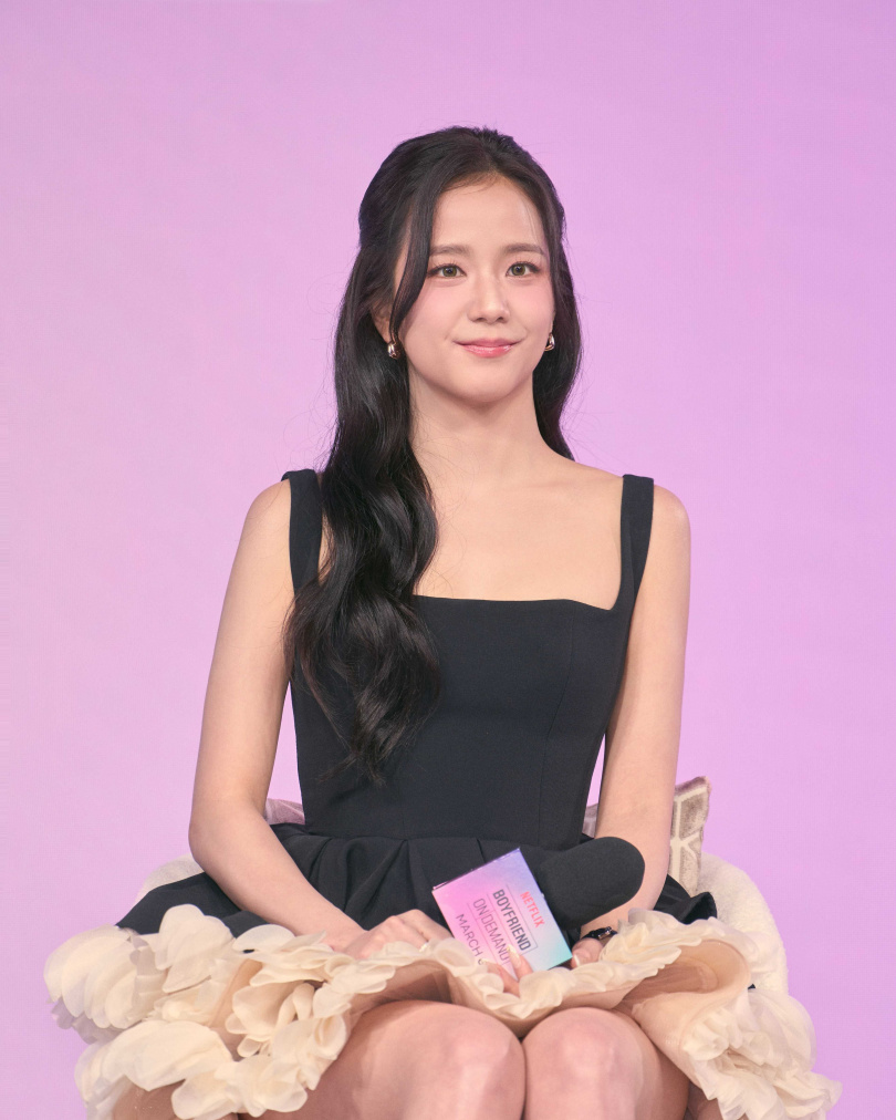 Jisoo飾演網漫製作人徐未來，愛工作也注重生活平衡。（圖／Netflix提供）