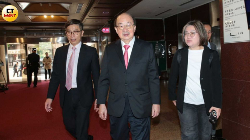 甫卸任民進黨團總召的立委柯建銘（中）如今面臨丟失老巢風城新竹市選舉布局話語權的危機。（圖／周志龍攝）