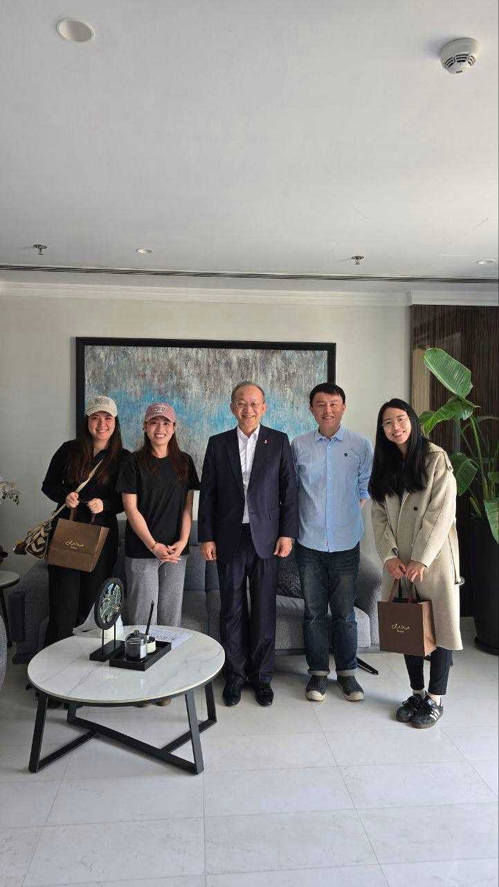 駐巴林代表處協助2位國人離境前往利雅德搭機，駐巴林代表處代表陳龍錦（中）偕同仁至旅館送行。（圖／外交部提供）