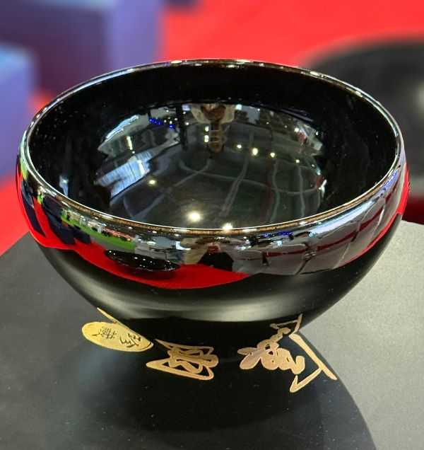 武夷山建盞名家陳金文以黑釉天目在2025大阪世界博覽會深受矚目。（圖／吳德亮攝影）