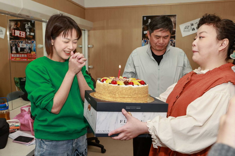 蘇晏霈開心許願,希望早日脫單。(圖/民視提供)