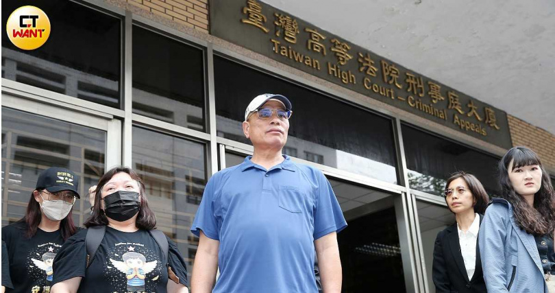 劉宗鑫父親在開完庭後憤怒發聲，表示若死刑被撤銷改判，也就是呼籲全國警察都不用做事。（圖／侯世駿攝）