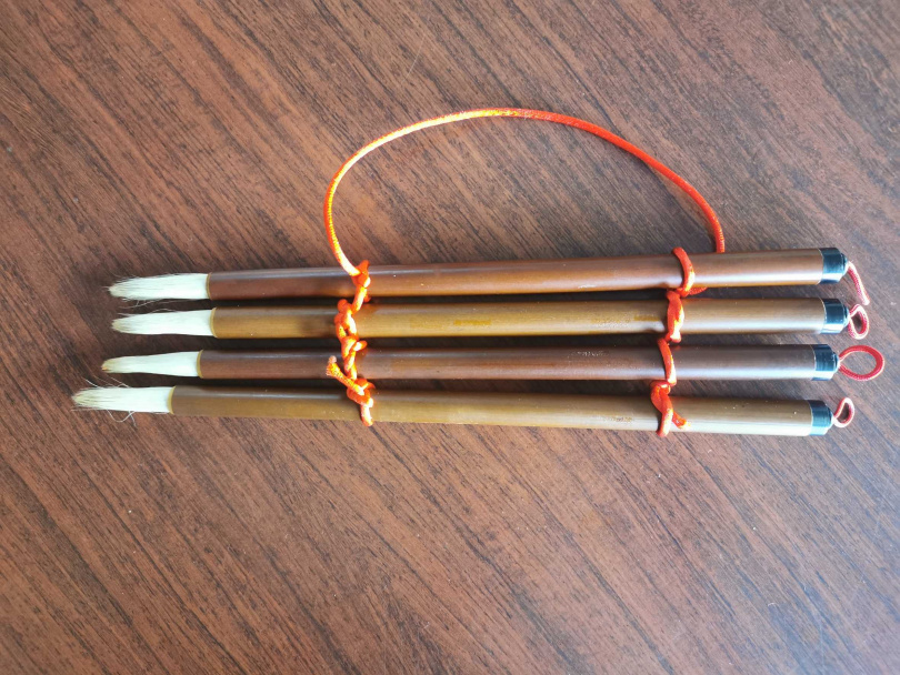 「文昌筆」:四支毛筆用紅線串連,拜完文昌帝君後吊掛在該位置,對於面臨考試的人,可增加考運,集中注意力,公司負責人、主管、幹部可助其判斷正確,提昇工作效率、業績。(圖/楊登嵙提供)