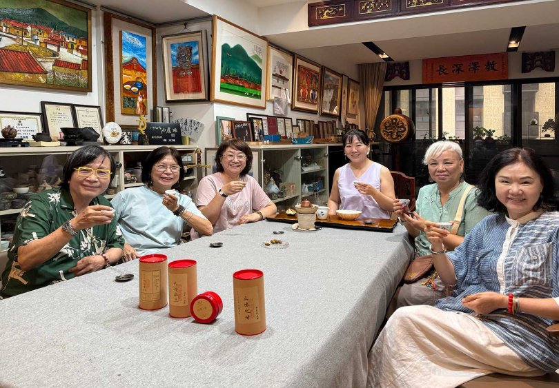 台北茶藝促進會及泡茶師聯會前後任會長齊聚一堂品賞林貞標寄來的鳳凰單欉。(圖/吳德亮攝影)