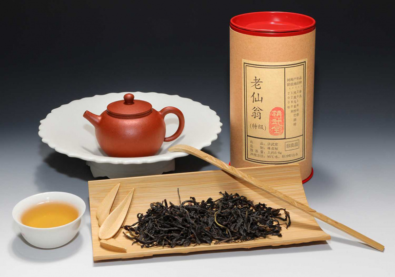 極品鳳凰單欉「老仙翁」以陶藝名家劉欽瑩手拉壺沖泡。(圖/吳德亮攝影)