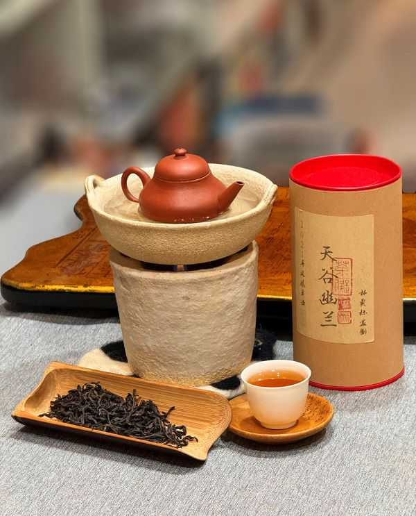 以時下風行的「蒸盞工夫茶」法沖泡林貞標的「天谷幽蘭」。(圖/吳德亮攝影)
