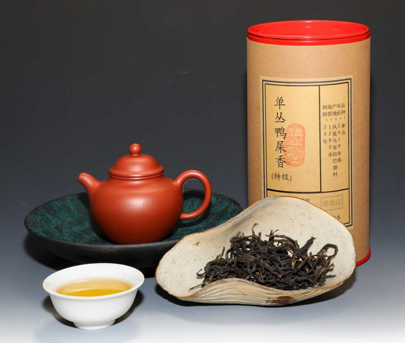 以在宜興榮膺國家一級工藝大師的林靖松的手做朱泥壺沖泡標哥的「鴨屎香」。(圖/吳德亮攝影)