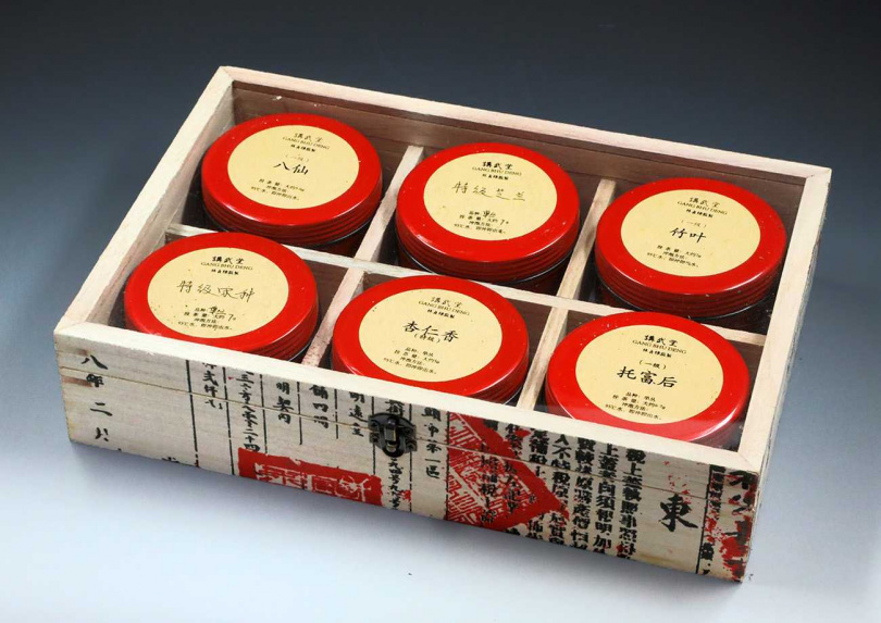 標哥寄來琳瑯滿目的鳳凰單欉極品茗茶。(圖/吳德亮攝影)