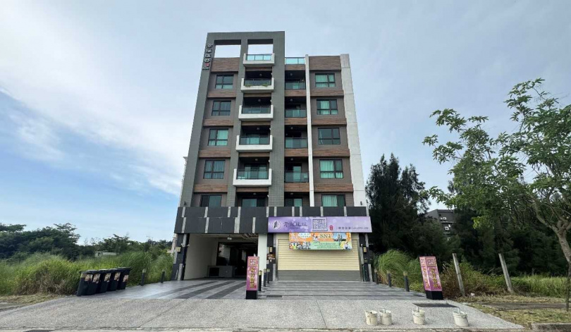 目前苗栗高鐵特區有不少新加坡式的華廈建築,因沒有挖地下室,常有停車位不足的問題,電梯大樓預售案的推出,補足了這一塊市場需求。(圖/黃耀徵攝)