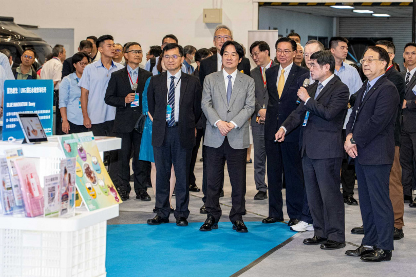 總統賴清德(前排左二)、經濟部次長何晉滄(前排左一)參觀中油展區。(圖片提供/中油)
