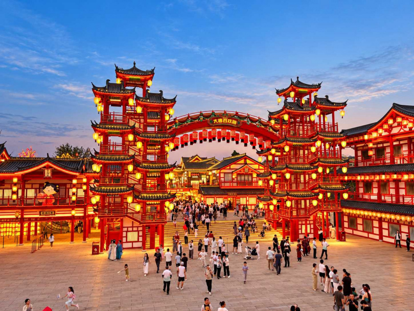 河頭老街是以盛唐風華為藍本打造的夜遊街區,裡面盡是仿古建築群。(圖/王若攝)