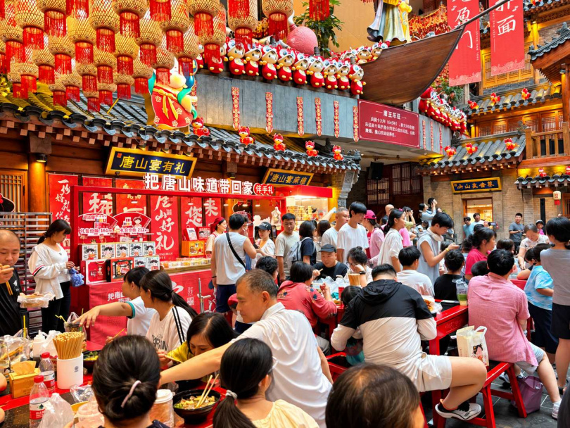 唐山宴是一整幢三層樓的在地美食廣場,有超過150種小吃、10種非遺美食,用餐時刻總是人潮擁擠。(圖/王若攝)