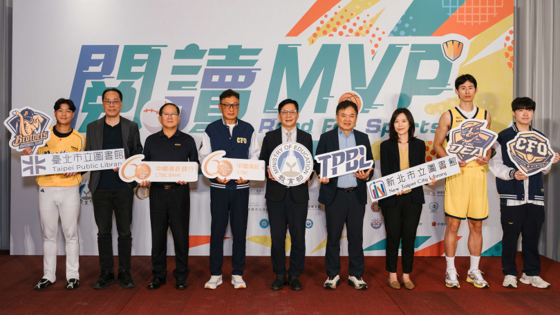 「2026閱讀MVP」借書換票公益活動記者會,教育部政務次長張廖萬堅(右五)、TPBL會長莊瑞雄(右四)、中信金控董事會秘書長高人傑(左四)、中信育樂董事長陳國恩(左三)、臺北市立圖書館館長洪世昌(左二)、新北市立圖書館館長吳佳珊(右三)、活動代言人中信特攻林任鴻(右二)、中信兄弟游竣宥(左一)及中信飛牡蠣楊立楷(右一)共同見證活動起跑。(圖/中信銀行提供)