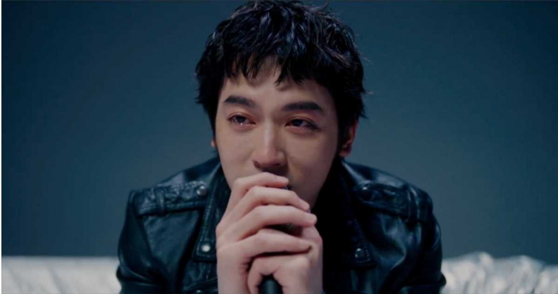 〈好久不見〉MV中,小樂吳思賢大飆演技說哭就哭。(圖/華納音樂提供)