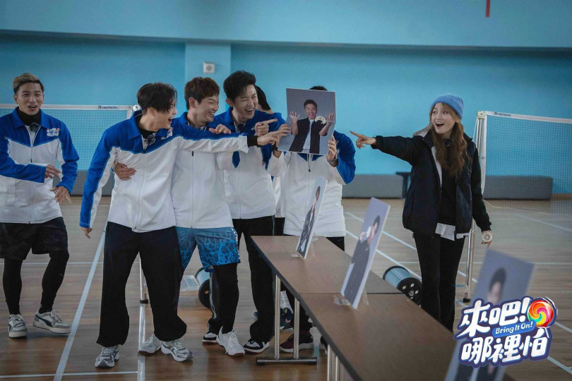 王齊麟將阿緯的照片擊破驚呆眾人。（圖／TVBS提供）