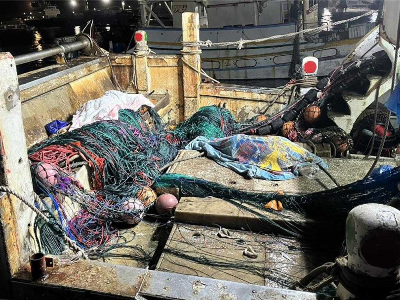 一艘本國籍漁船在雲林縣三條崙外海作業時,2名船員落海,雖最後被救起,但已明顯死亡。(圖/讀者提供/中國時報呂妍庭嘉義傳真)