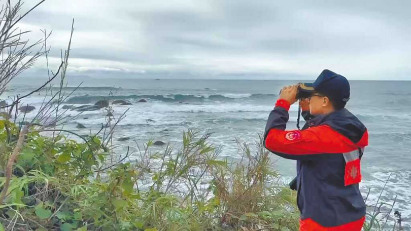 空軍志航基地1架勇鷹高教機15日墜海失事，海巡署派遣人力、艦艇及無人機協助搜尋機骸。（圖／讀者提供／中國時報蔡旻妤台東傳真）