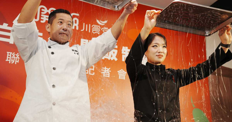 開飯川食堂研發主廚孔繁仁與鄭智善主廚展演拔絲秀（圖／開飯川食堂提供）。