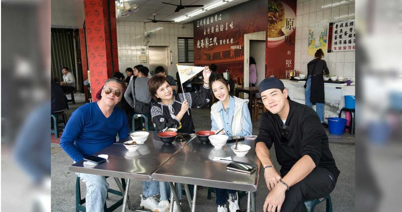 禾浩辰（右1）率領眾人品嚐高雄70年老店必比登美食。（圖／東森綜合台提供）