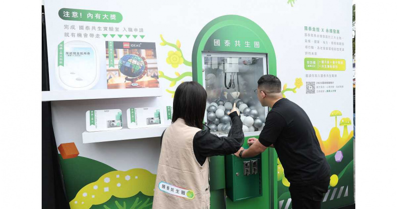 參與校徵活動同學至國泰徵才攤位玩職場線上測驗,並現場試玩分類帽小遊戲(圖/國泰金控提供)。