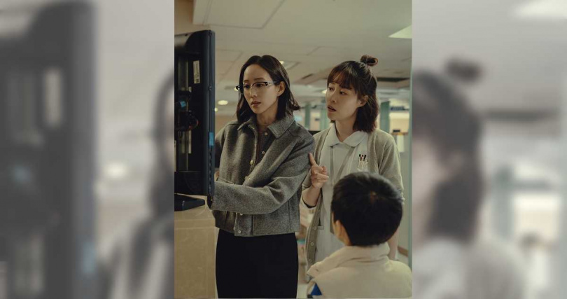 《The Outlaw Doctor 化外之醫》「最美醫護拍檔」護理師林靜鈺（蔡亘晏飾演）和醫師鄭琬平（張鈞𡩋飾演）友誼深厚也相當瞭解彼此。（圖／公視、中華電信、瀚草文創）