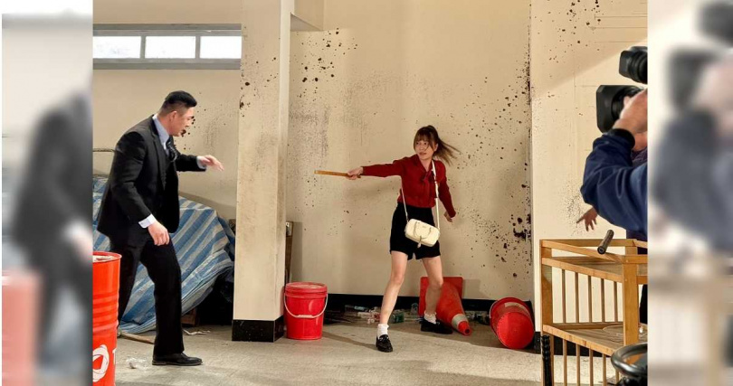 謝京穎為《好運來》親自上陣拍攝與詐騙集團肉搏的戲碼。(圖/民視)