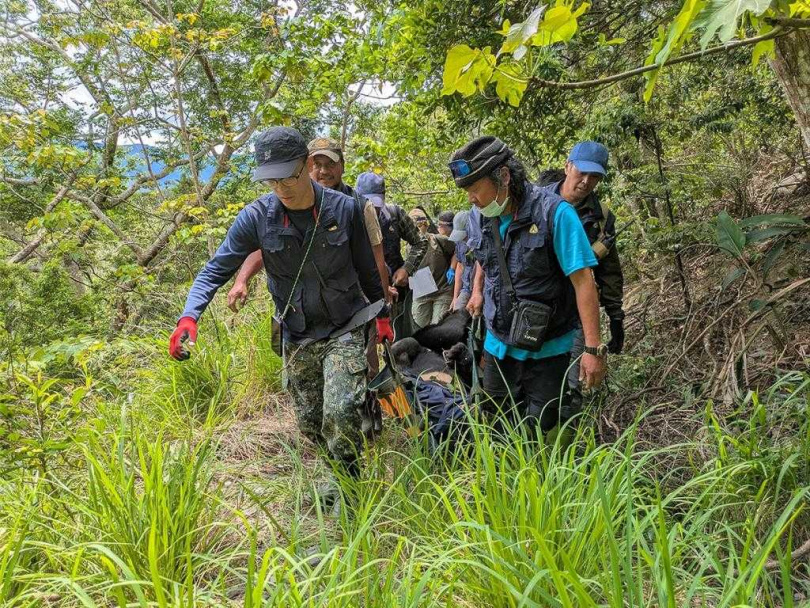 台灣黑熊阿里曼西肯去年10月侵擾花蓮卓溪鄉石平部落雞舍遭捕獲，同年底野放後，今年3月又回到原地滋擾雞舍，並在今天受困附近陷阱，經林保署花蓮分署協助脫困後，送往動物醫院治療。（圖／林保署花蓮分署提供）