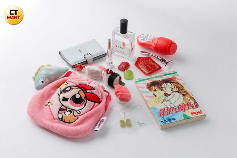 林岱縈也會隨身攜帶香水、小型的按摩棒可以消水腫,漫畫《銀色舞台》則是以前的回憶,上網買來溫習重看。(圖/林士傑攝)