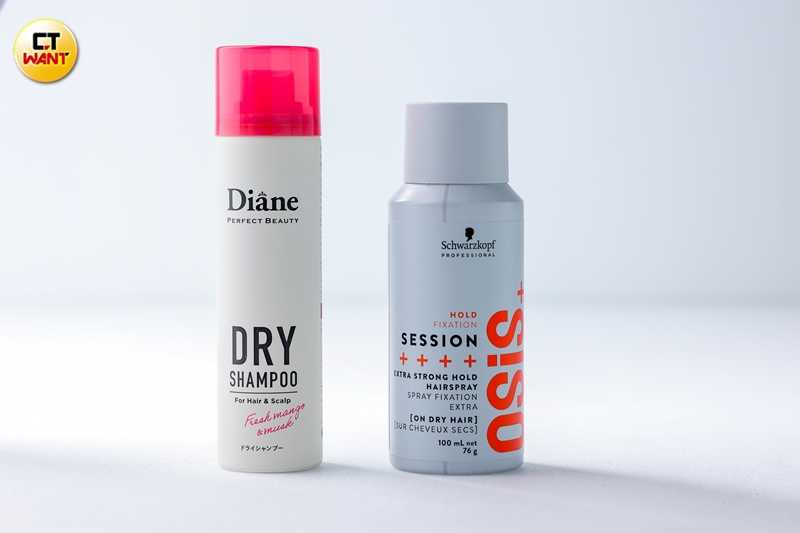 2025中華職棒賽季已經開打,林岱縈秀出定型液跟乾洗髮,直言這是啦啦隊女孩一定要隨身攜帶的物品。(圖/林士傑攝)