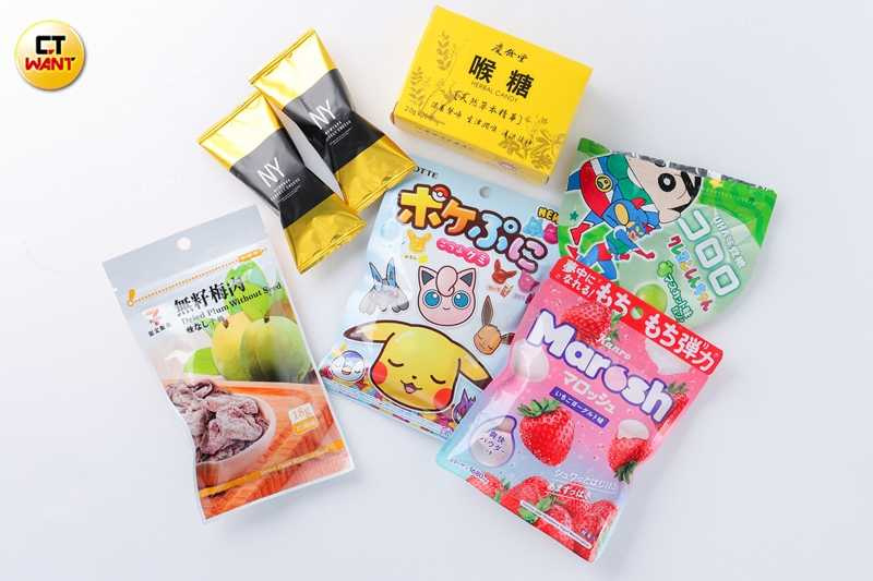 林岱縈透露啦啦隊應援非常消耗體力,同隊的女孩們每個人包包內就跟她一樣,很多各類零食,可以隨時補充熱量。(圖/林士傑攝)