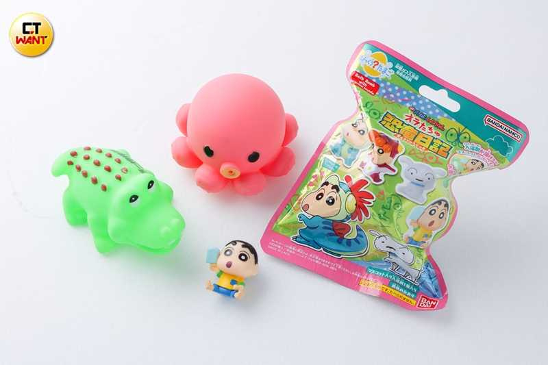 林岱縈從小就很愛看蠟筆小新動漫,還特別隨身攜帶蠟筆小新的沐浴球,以及鱷魚、章魚等泡澡必備良伴。(圖/林士傑攝)