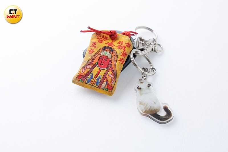 貓奴林岱縈鑰匙圈上就是自家愛貓「毛球」的吊飾,是粉絲送的禮物,而上面的護身符則是去宮廟拜拜求平安跟母娘求來的。(圖/林士傑攝)