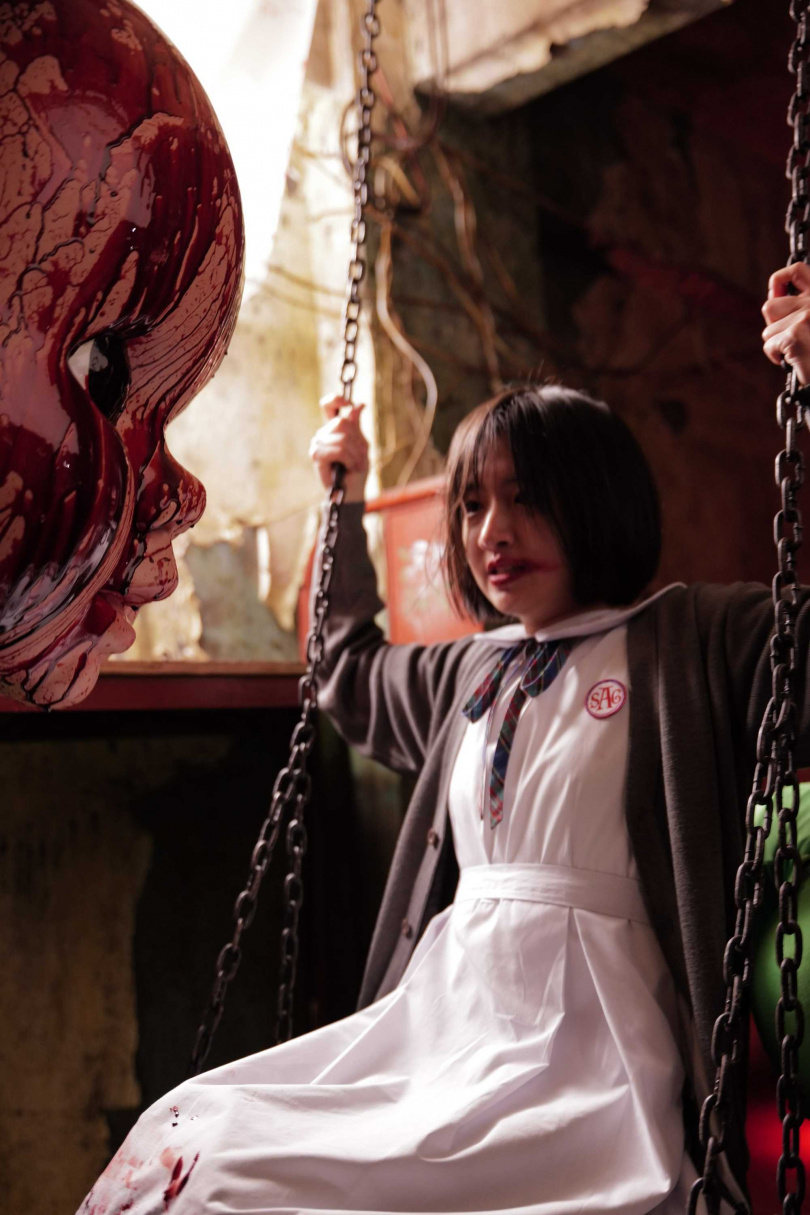 許恩怡在《贖夢》片中盪血池鞦韆與巨頭怪嬰對峙。（圖／甲上提供）