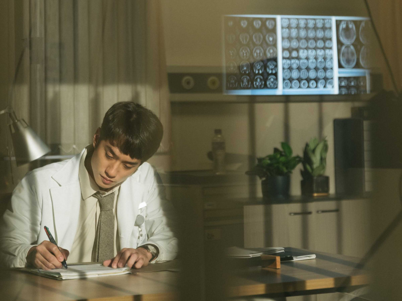 劉俊謙在《贖夢》飾演的文醫生，擅長挖掘病患最深層的秘密。（圖／甲上提供）