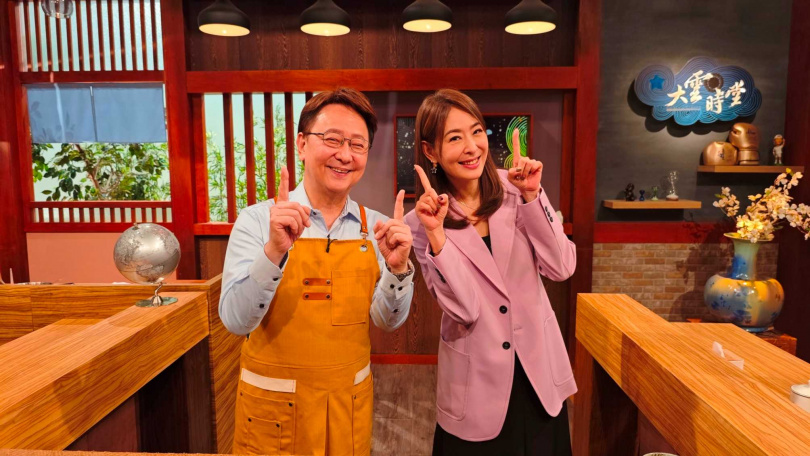 賈永婕（右）接受李四端（左）訪問，透露自己接任新職位後最感謝的就是身邊專業的工作夥伴。（圖／大雲時堂提供）