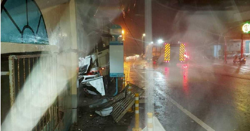 嘉義縣六腳鄉溪厝村一處民宅，今(13日)凌晨突遭大貨車迎頭撞上，民宅被撞出一個大洞。（圖／嘉縣消防局提供／中國時報呂妍庭嘉義傳真）
