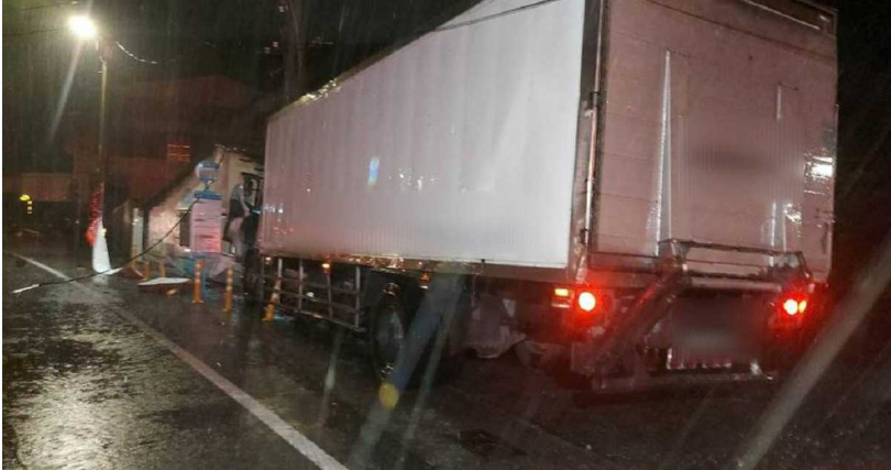 大貨車疑大雨導致視線不佳而肇事。（圖／嘉縣消防局提供／中國時報呂妍庭嘉義傳真）