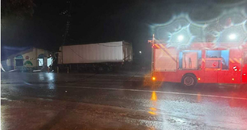 大貨車疑大雨導致視線不佳而肇事。（圖／嘉縣消防局提供／中國時報呂妍庭嘉義傳真）