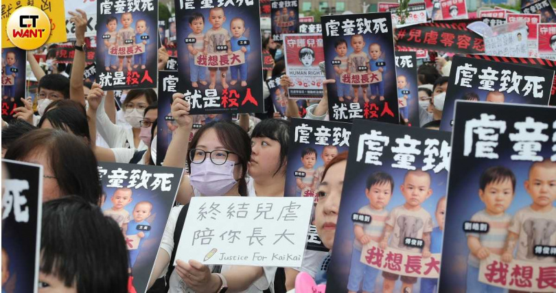 終結兒虐大遊行10日於凱道登場,主辦單位宣布陳情連署書破8萬份。(圖/黃鵬杰攝)