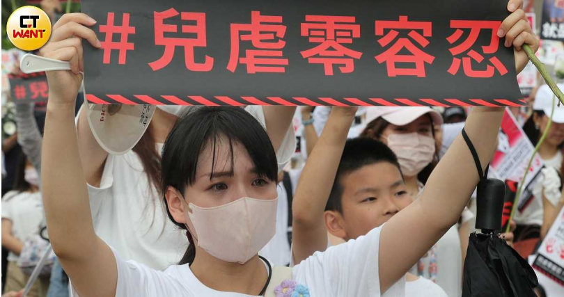 終結兒虐大遊行10日於凱道登場,主辦單位宣布陳情連署書破8萬份。(圖/黃鵬杰攝)