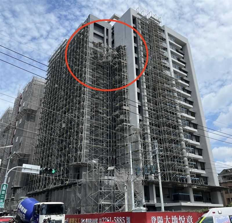 台中市勞檢處與都發局派員到場稽查，初判鷹架坍塌可能原因是上半部壁連桿已移除，及施工架堆放過多物料超過荷重限制。（圖／翻攝畫面）