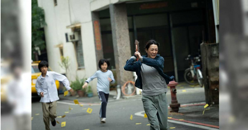 謝欣穎飾演的崩潰母親對騷擾行為暴走追逐。（圖／CATCHPLAY+）