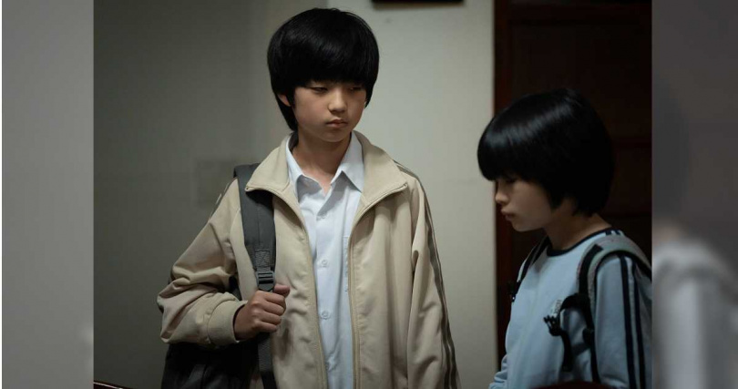 白潤音及鄭又菲飾演加害者家屬在學校遭受霸凌。（圖／CATCHPLAY+）