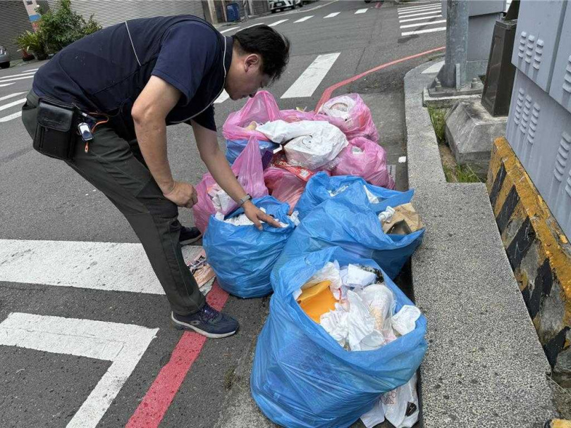 11包垃圾均未綑綁封口,長榮里長林政蒼檢視垃圾內容物。(圖/中國時報寶智華攝)