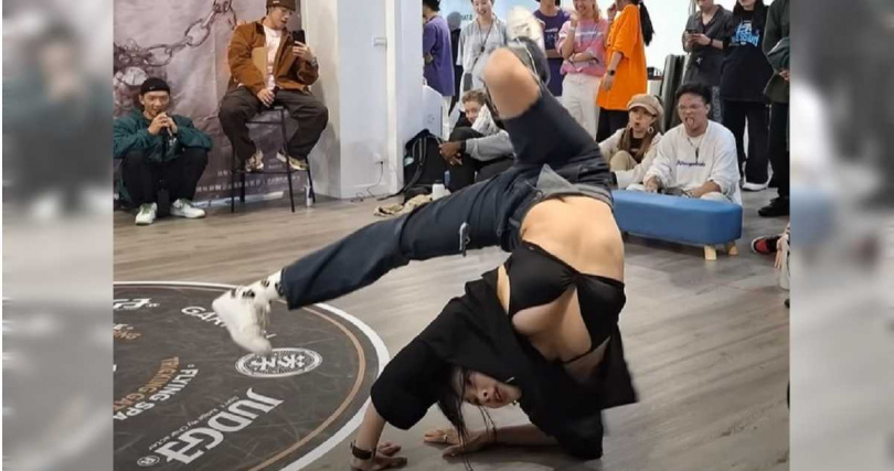 舞者衣服因大動作滑落。(圖/翻攝YouTube頻道ど天然ナンパ師 ヤマト)