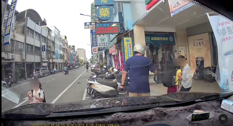 英勇的女老師(右)成功救下女童。(圖/翻攝Threads/@k117025)