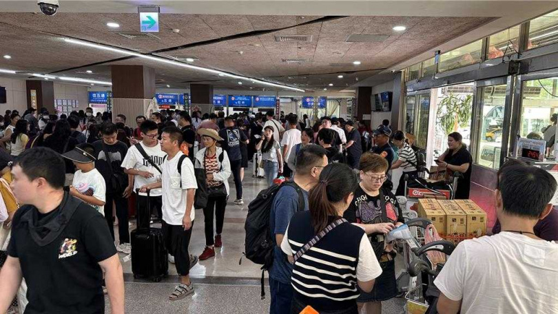 金門地區今（19）日受東北季風增強影響，局部地區有平均風6級以上或陣風8級以上發生的機率；金門小三通也因海象不佳，部分船班被迫取消。（圖／民眾提供）